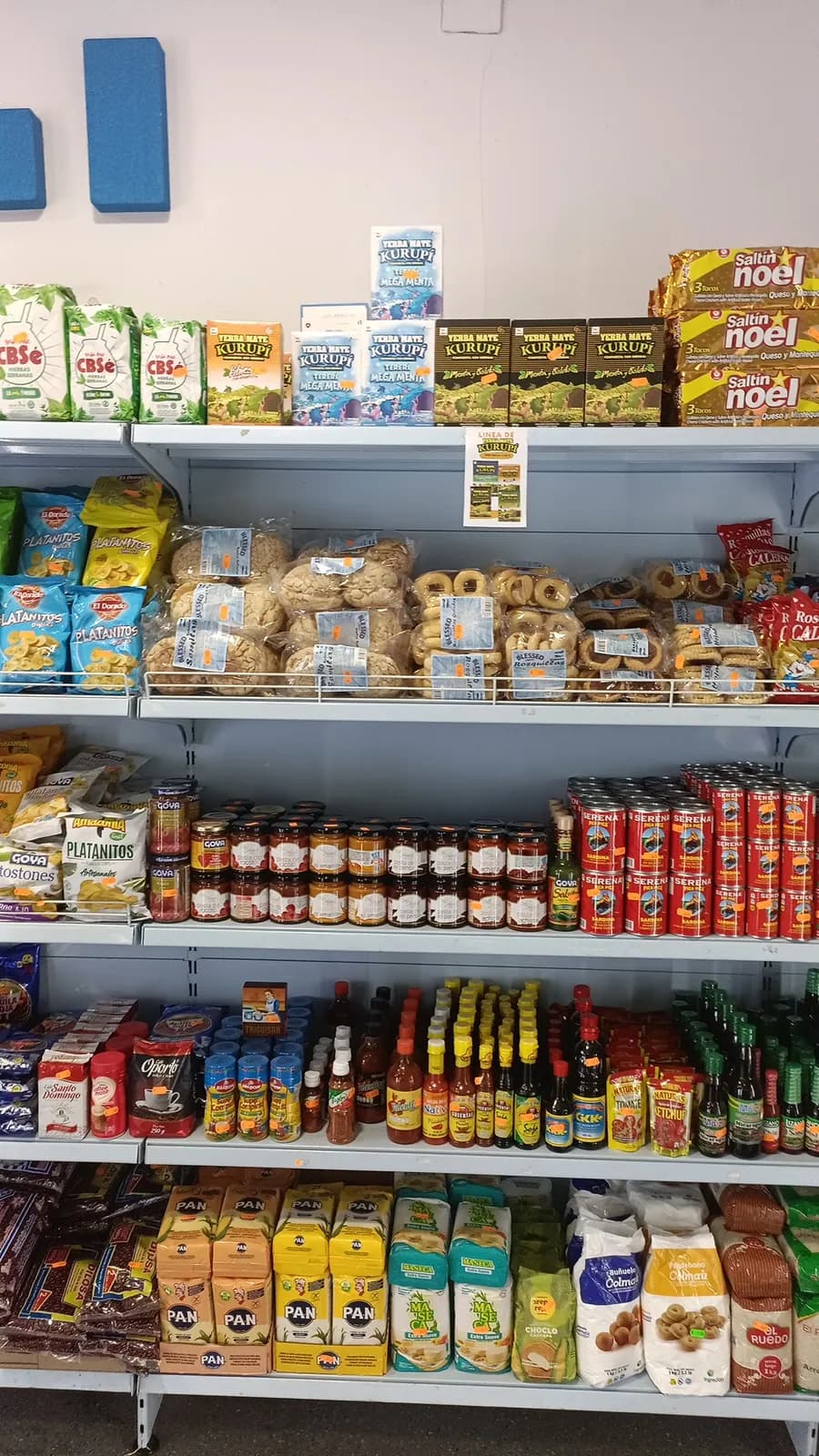 Selección de alimentos y productos internacionales en Locutorio Fortuna