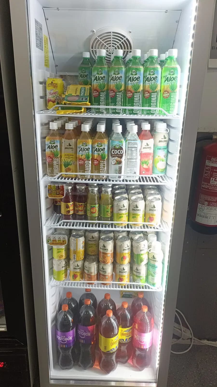 Nevera de bebidas tropicales en Locutorio Fortuna