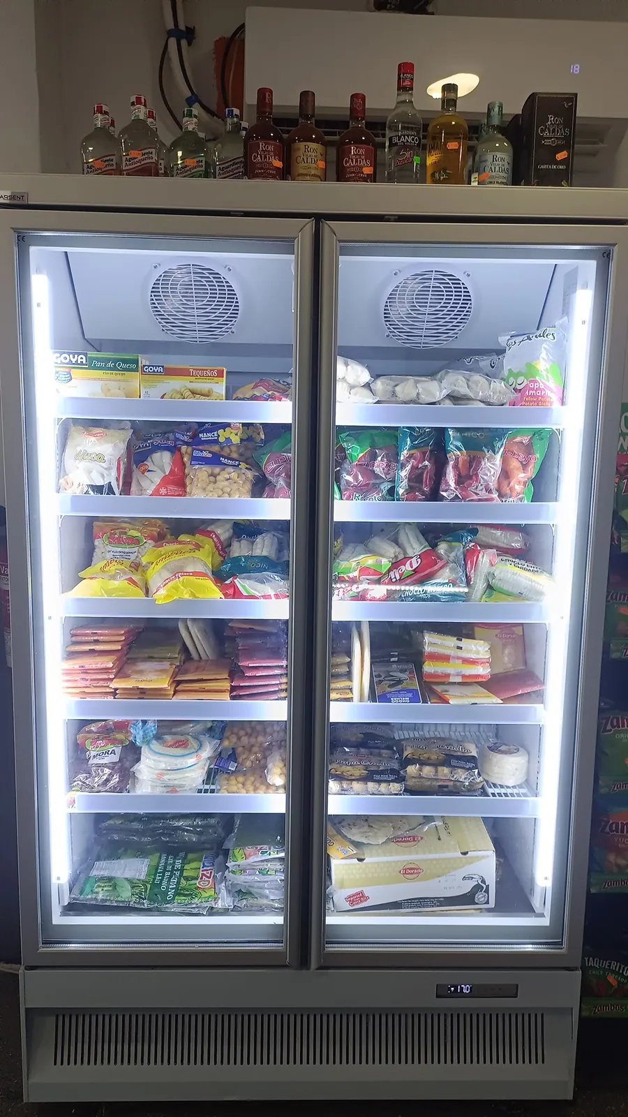 Congelador con alimentos latinos en Locutorio Fortuna