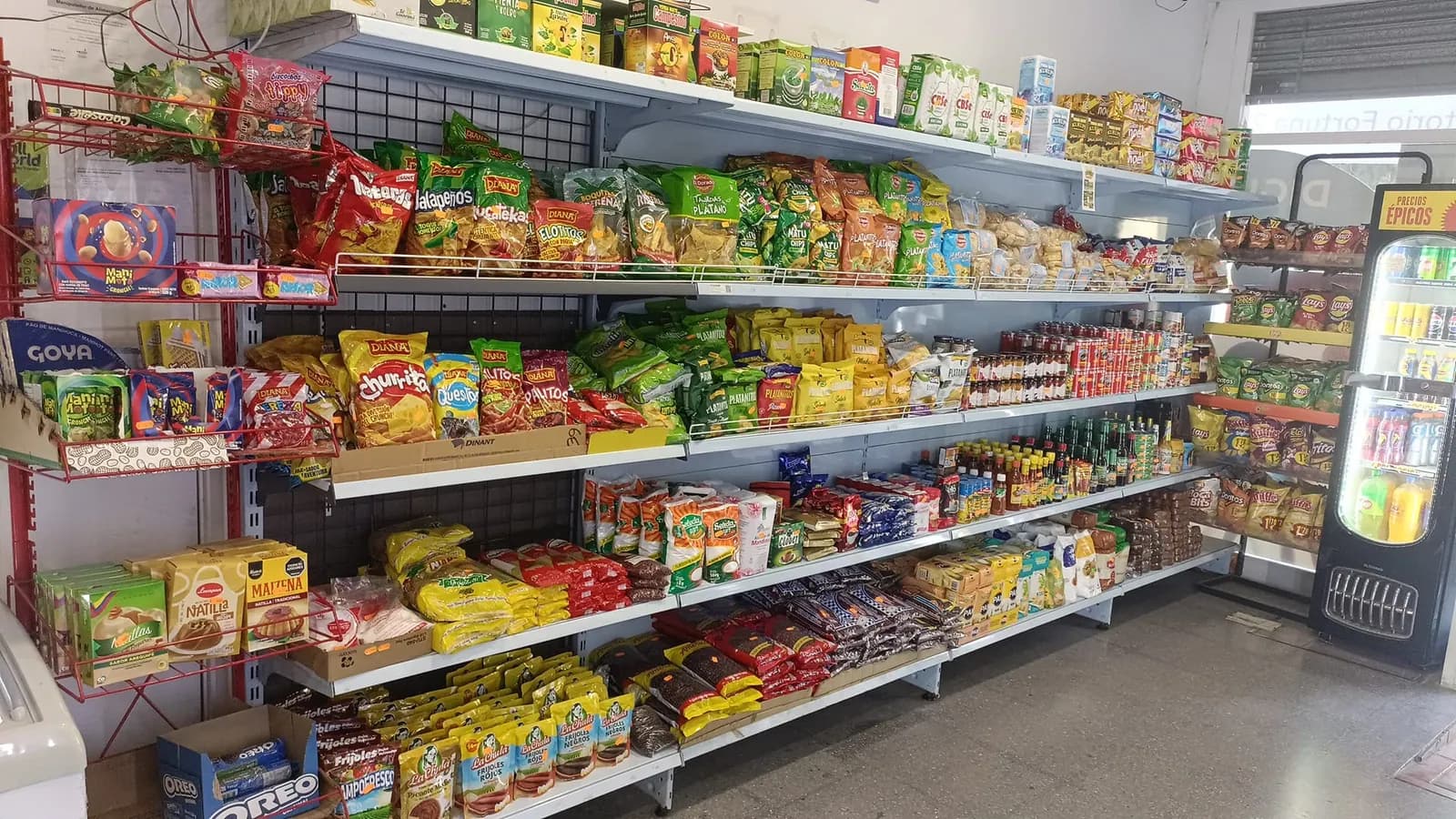 Vista panorámica del interior de Locutorio Fortuna y sus estanterías de productos latinos